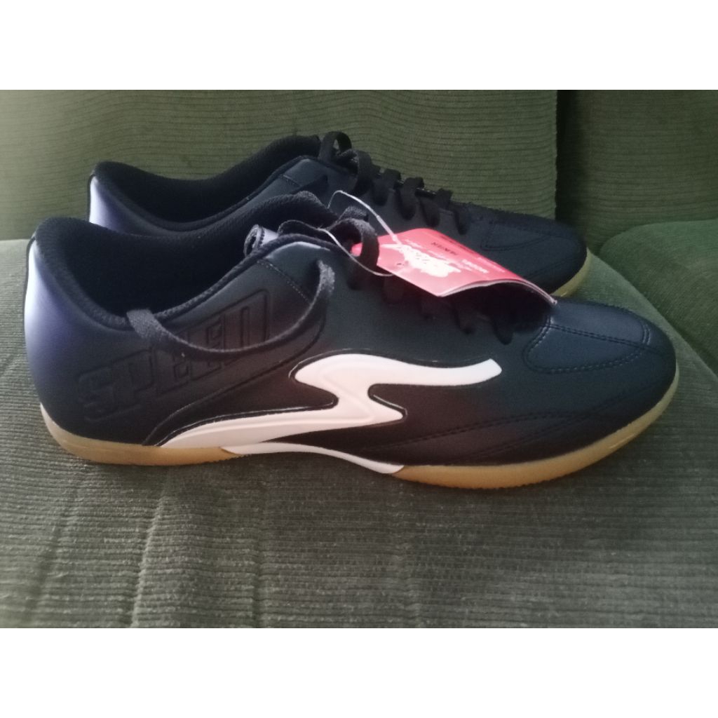 Sepatu futsal speed