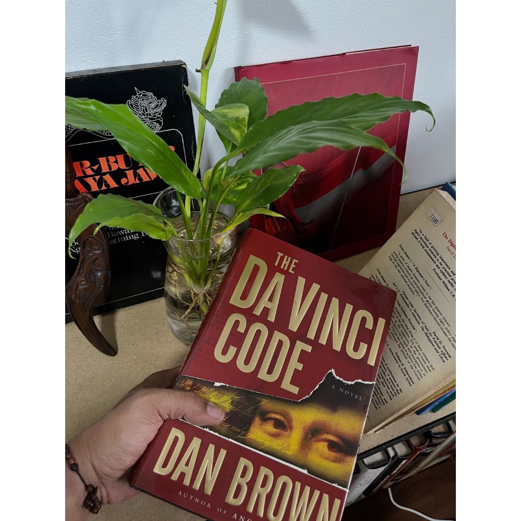 THE DA VINCI CODEBy Dan Brown
Doubleday, New York 2003
454 halaman
Hardcover + Jaket Cover