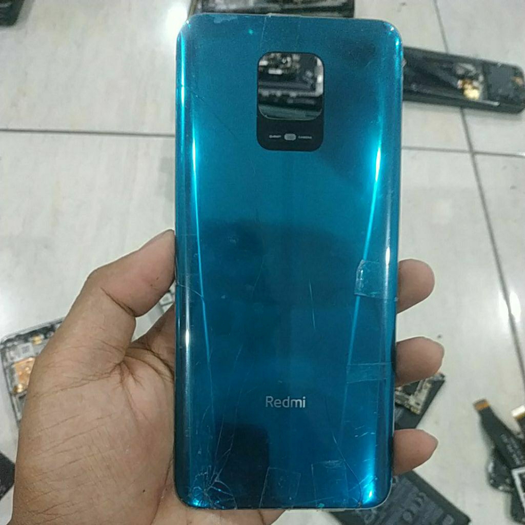 backdoor bekas redmi note 9 pro,minus retak sesuai gambar, masih bisa pakai