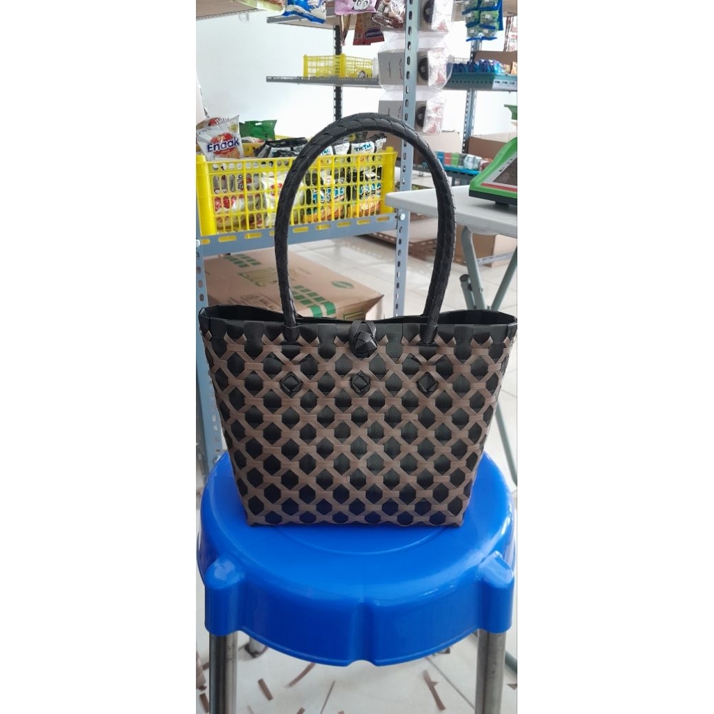 tas souvenir anyaman