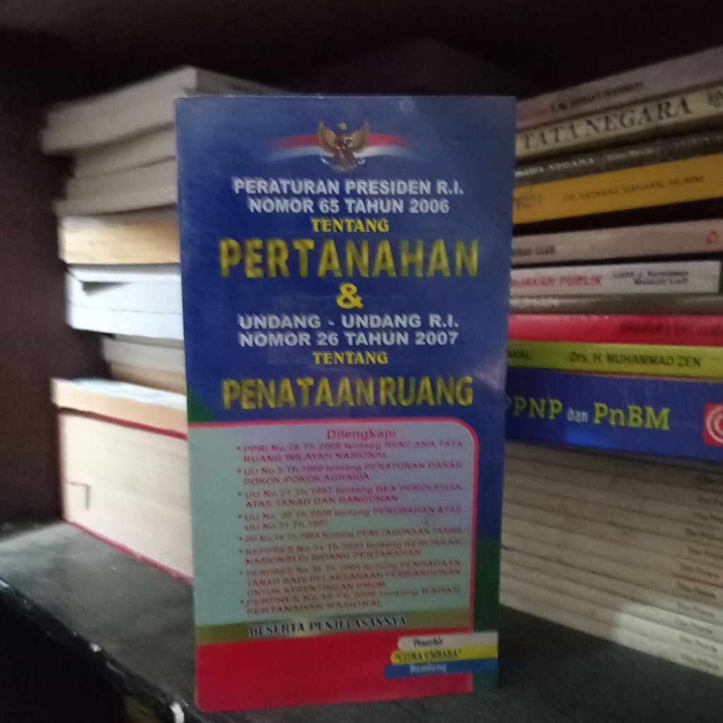 buku buku peraturan presiden,tentang pertahanan &tentang penataan ruangan#rak hitam