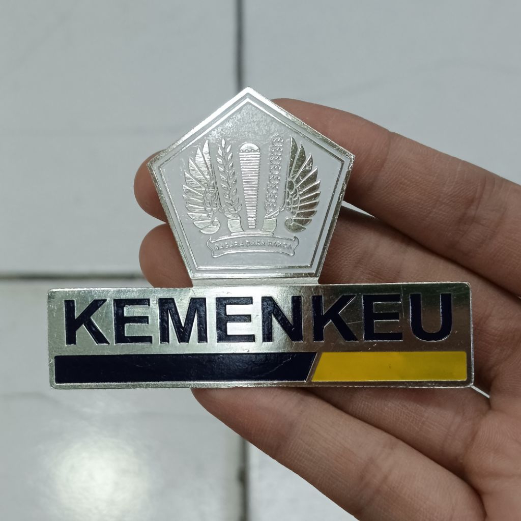 pin KEMENKEU silver/perak list biru kuning magnet