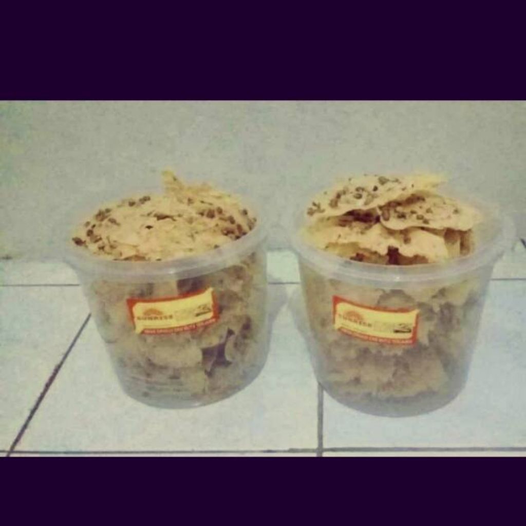 Peyek tempe kemasan toples