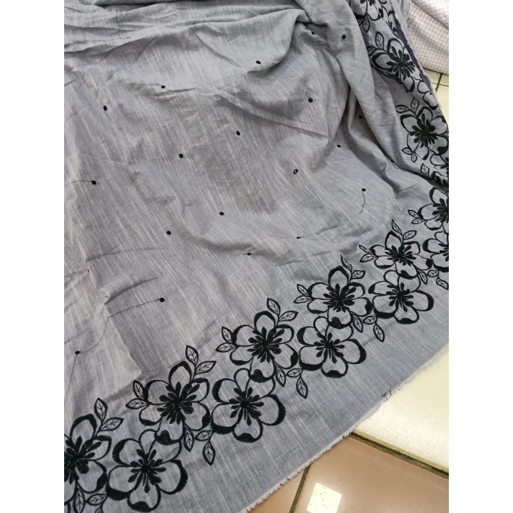 KAIN KATUN DENIM BORDIR MOTIF PINGGIR BUNGA HITAM