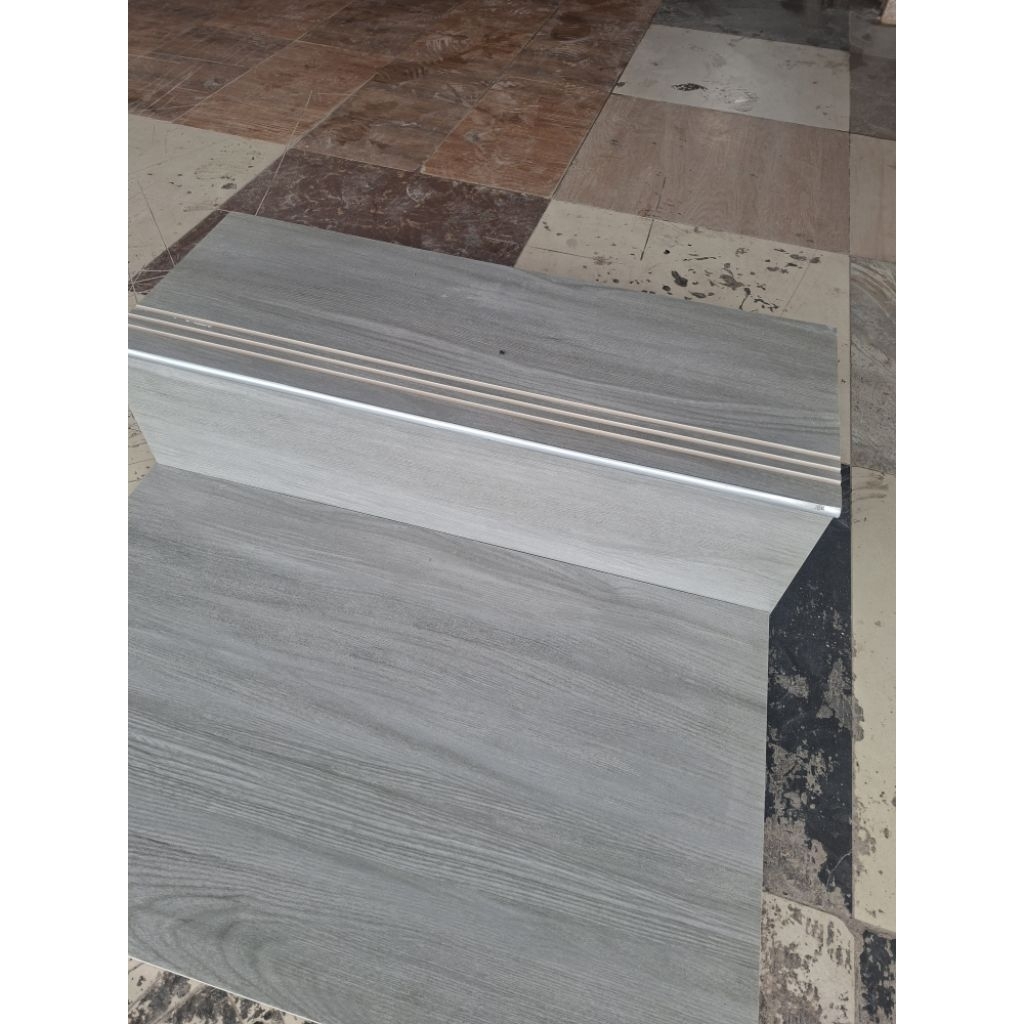 granit tangga motif kayu abu abu 30×80 20×80 per 1set anak tangga