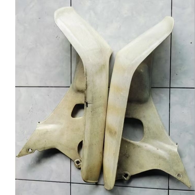 Cover body sayap tebeng depan Honda astrea Grand bulus  putih original second copotan motor ( minus 