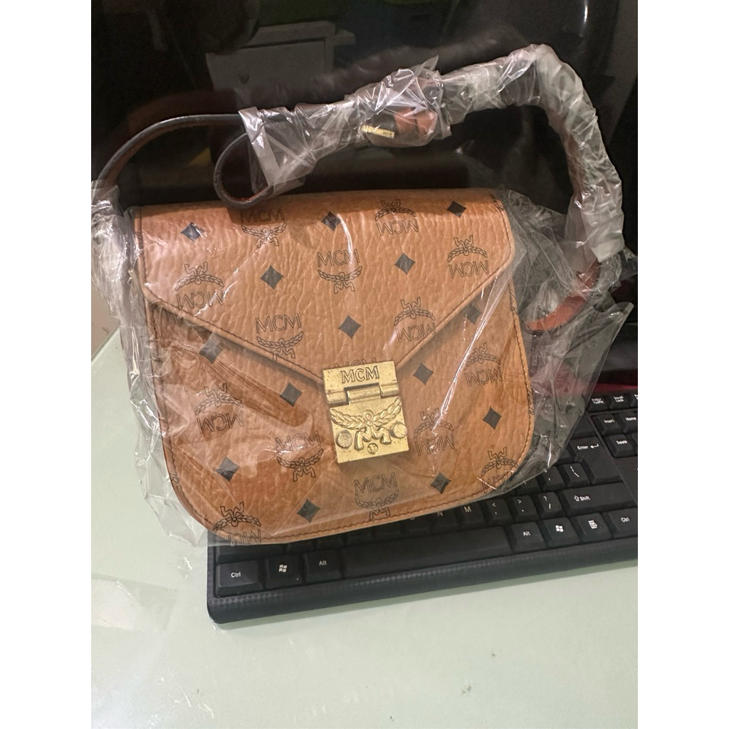 Preloved tas MCM Patricia crossbody bag in cognac Visetos coated canvas with leather trim and gold-t