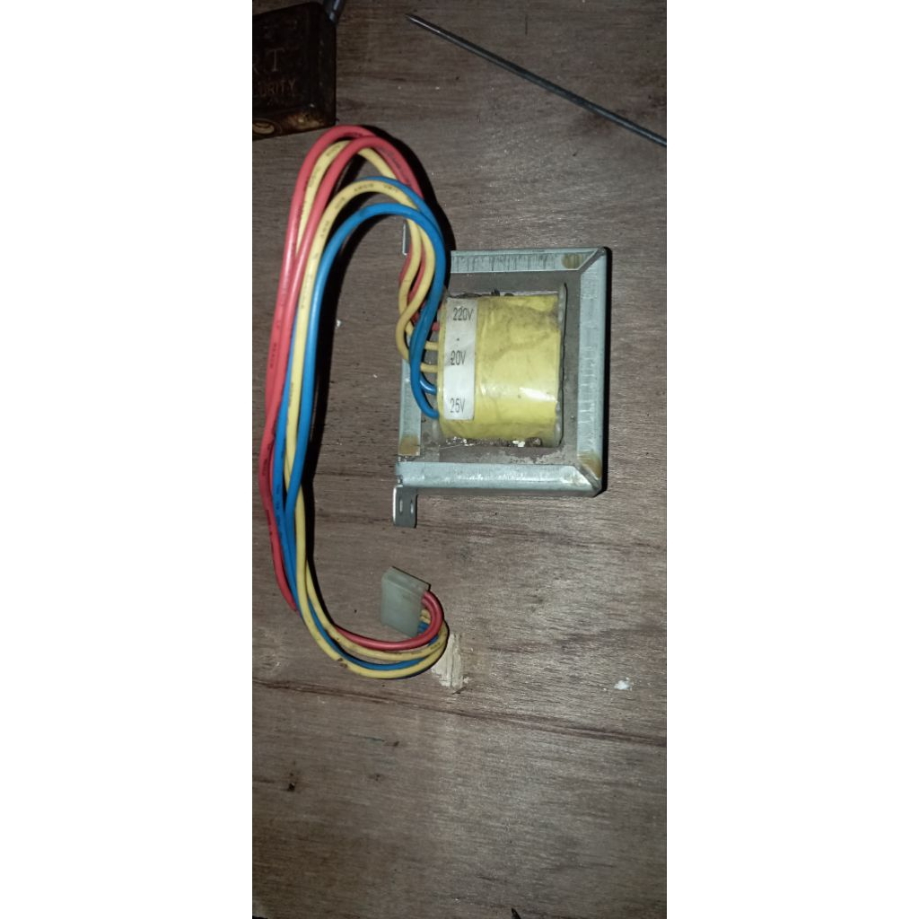 transformator daya (trafo) EI fase tunggal.