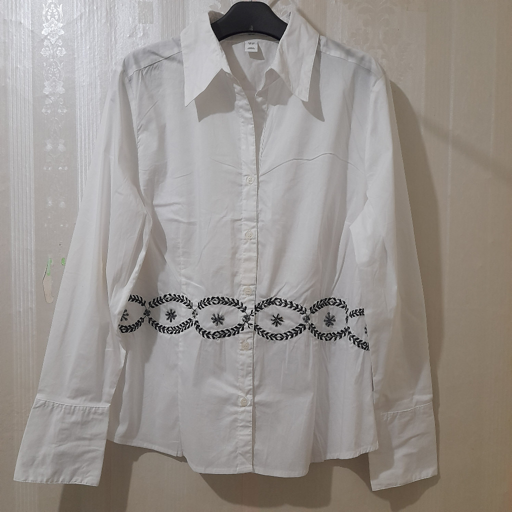 HM Blouse Wanita Embroidered V-Neck