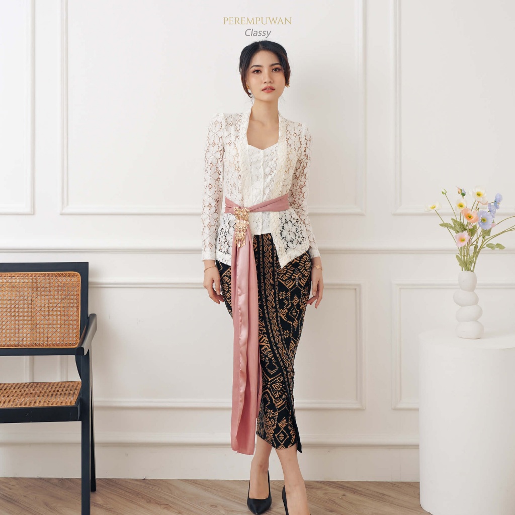 PEREMPUWAN | Atasan Kebaya Wisuda Bali Wanita Modern Kutu Baru Brokat Putih Elegant Premium Mewah