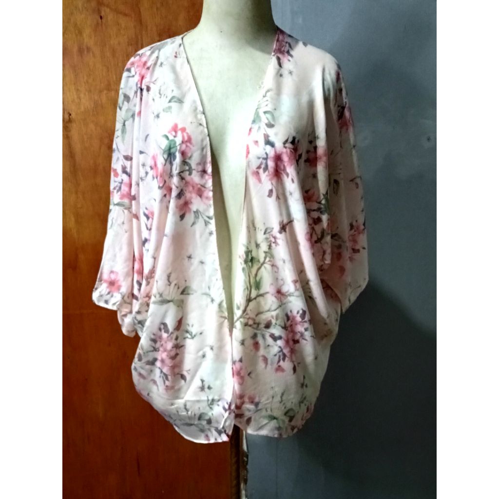 Outer Lengan panjang motif bunga-bunga