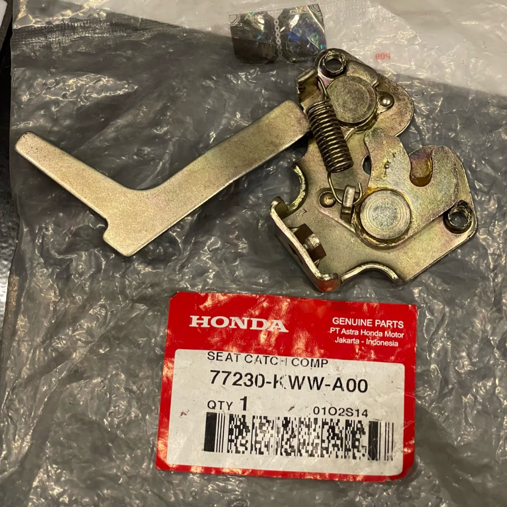 BRAKET ENGSEL PENGAIT KUNCI JOK REVO ABSOLUTE REVO 110 ORIGINAL AHM 77230 KWW A00