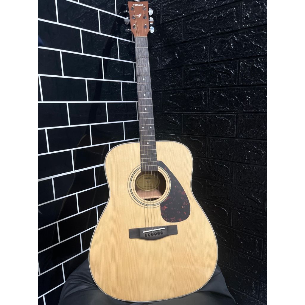 Gitar Yamaha F370 akustik