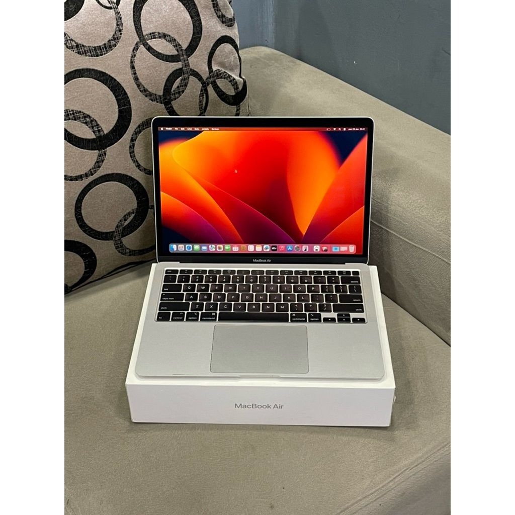 Macbook Air 2020 MWTK2 13” Core i3 1,1Ghz 8/256GB Silver ex iBox Like New