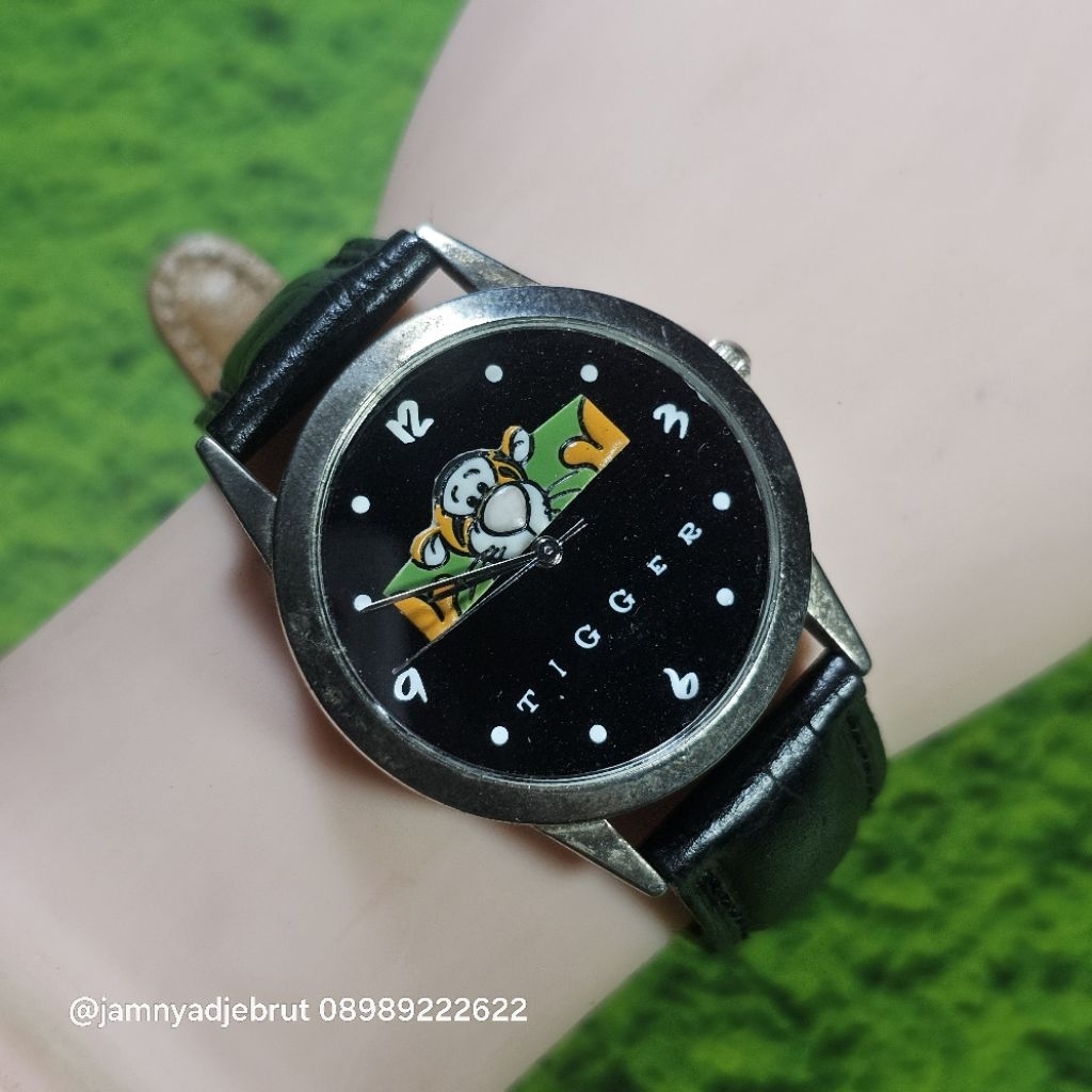 Jam Disney Time Works Tigger Pooh Grey Black Bekas