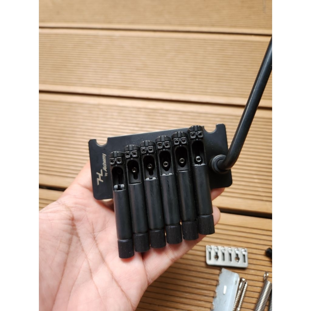 Tremolo Gitar Headless Mustiscale Model Strandberg Hex Cort