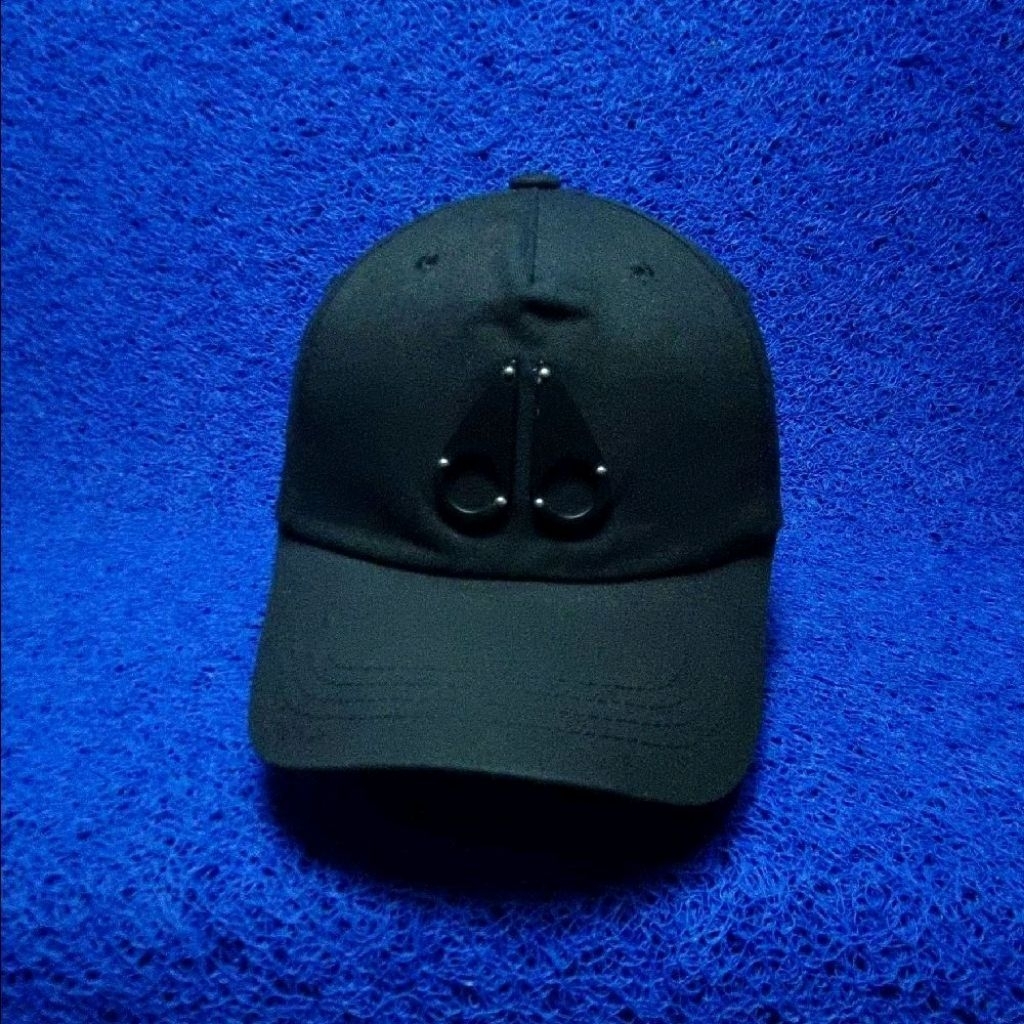 topi moose knuckles metal logo leather strap