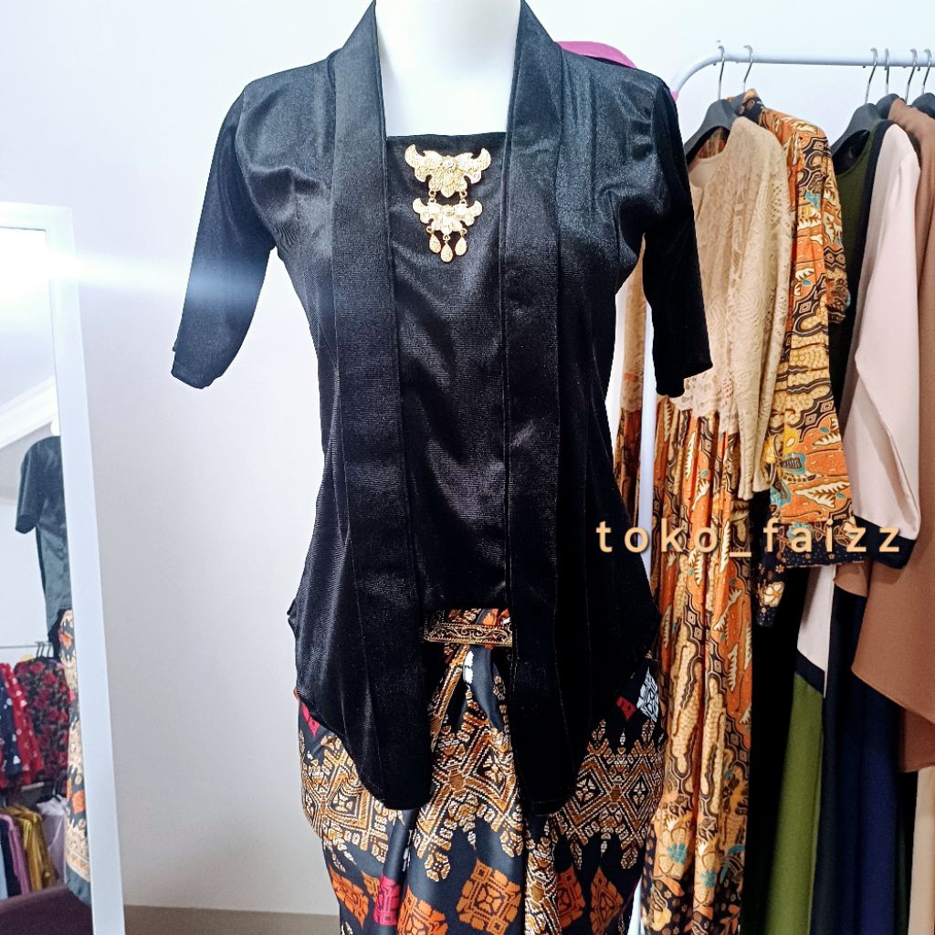 Kebaya Kutubaru / Kebaya Lengan Pendek / Kebaya Hitam Beludru / Kebaya Tangan Pendek