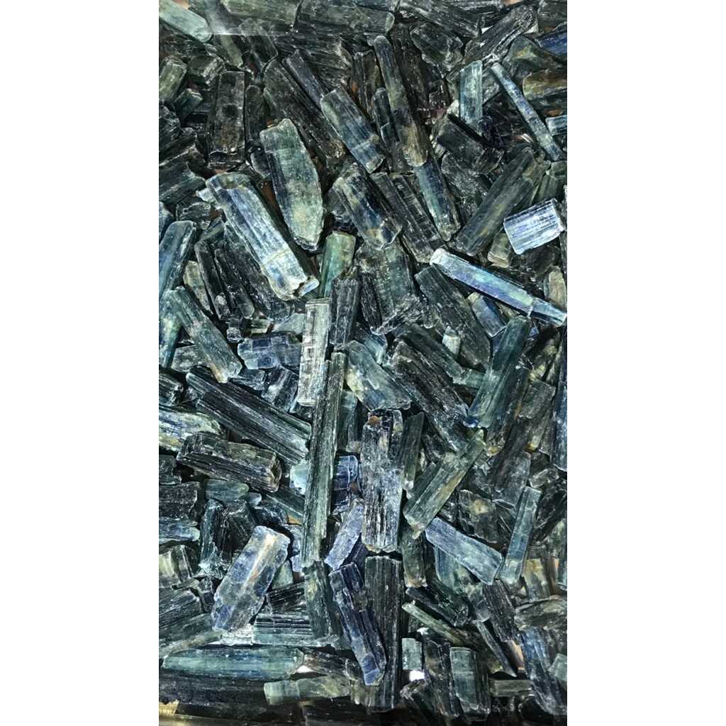 kyanite nature raw kualitas super / blue sapphire Australia
