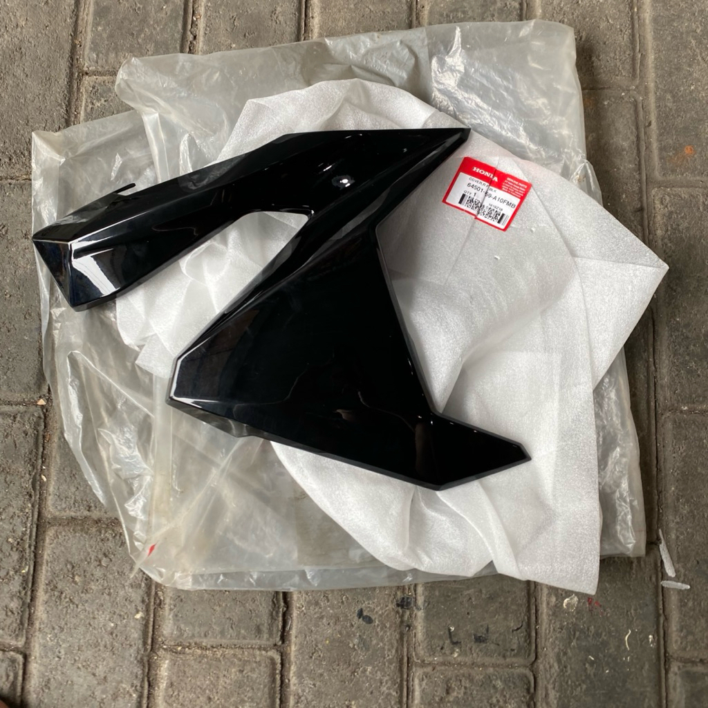 64501 K59 A10FMB COVER SAYAP BODY DEPAN KANAN VARIO 125 150 2017 OLD LED HITAM ORIGINAL AHM