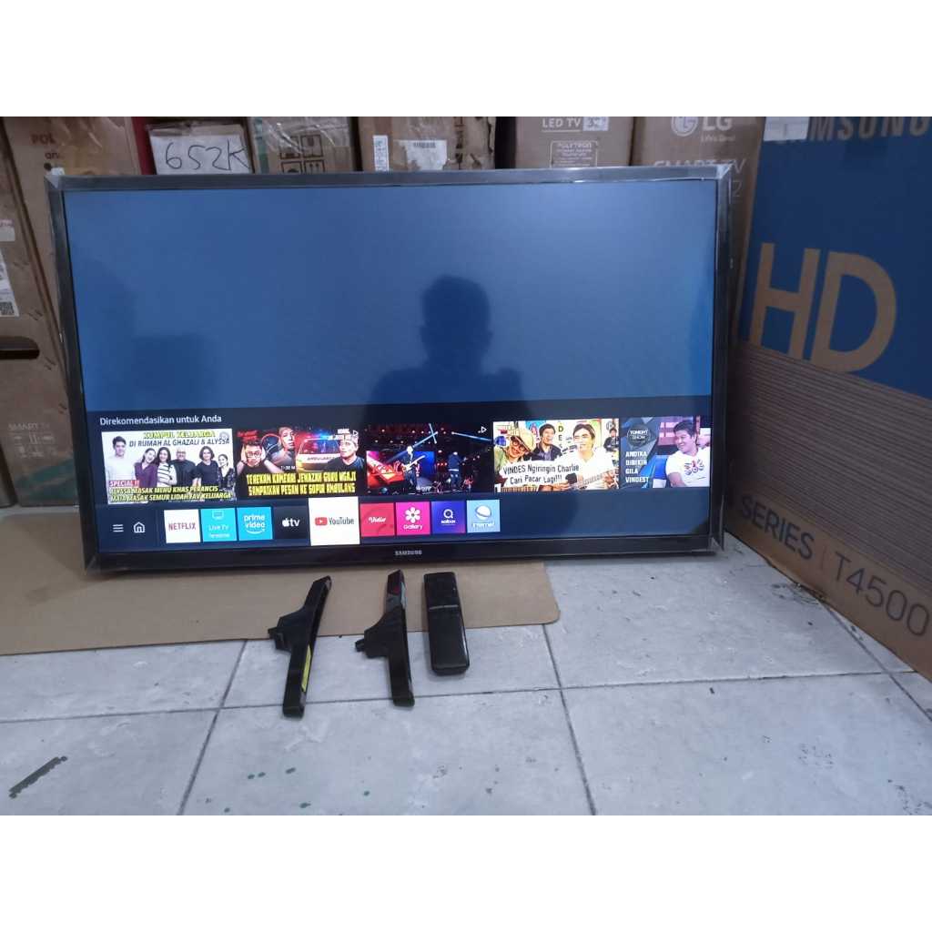 TV LED Samsung 32 inci HD SMART TV YouTube Digital TV Kondisi bekas pemakaian 6882F