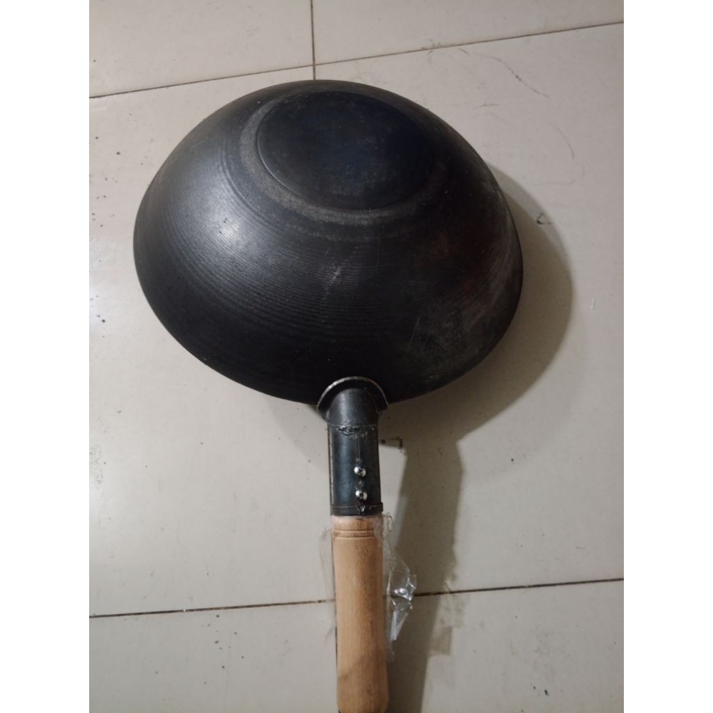wajan wok baja hitam gagang kayu tebal diameter 36cm