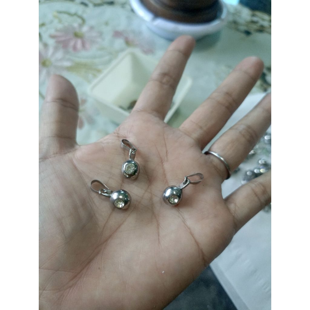 Liontin monel stainless bulat batu diamond