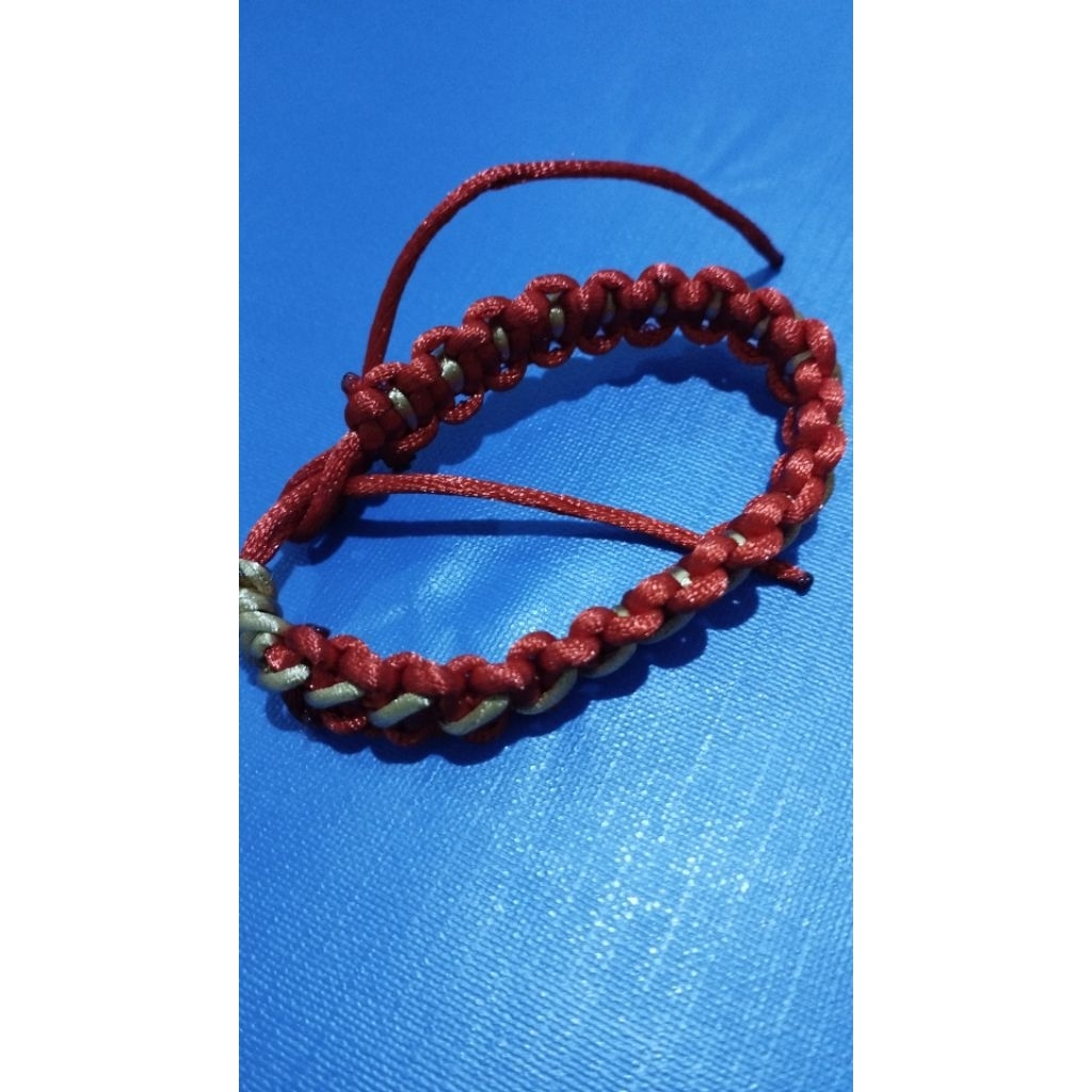 gelang merah dgn lilitan benang emas