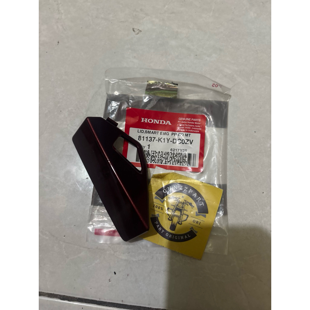 Lid, Cover Emergancy&cover kunci jok warna merah marun original honda new pcx160 2025 dengan kode811