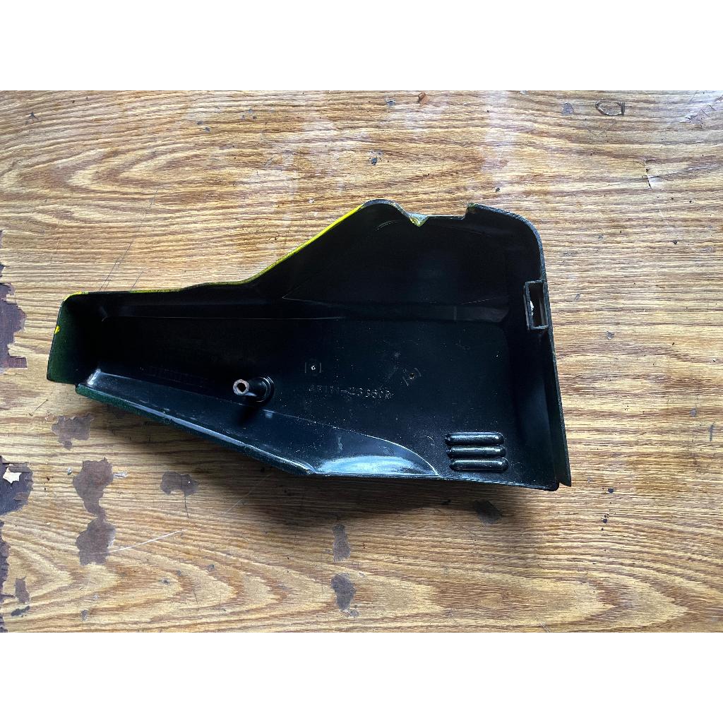cover bodi tengah tutup aki suzuki a100 econos original / 2343
