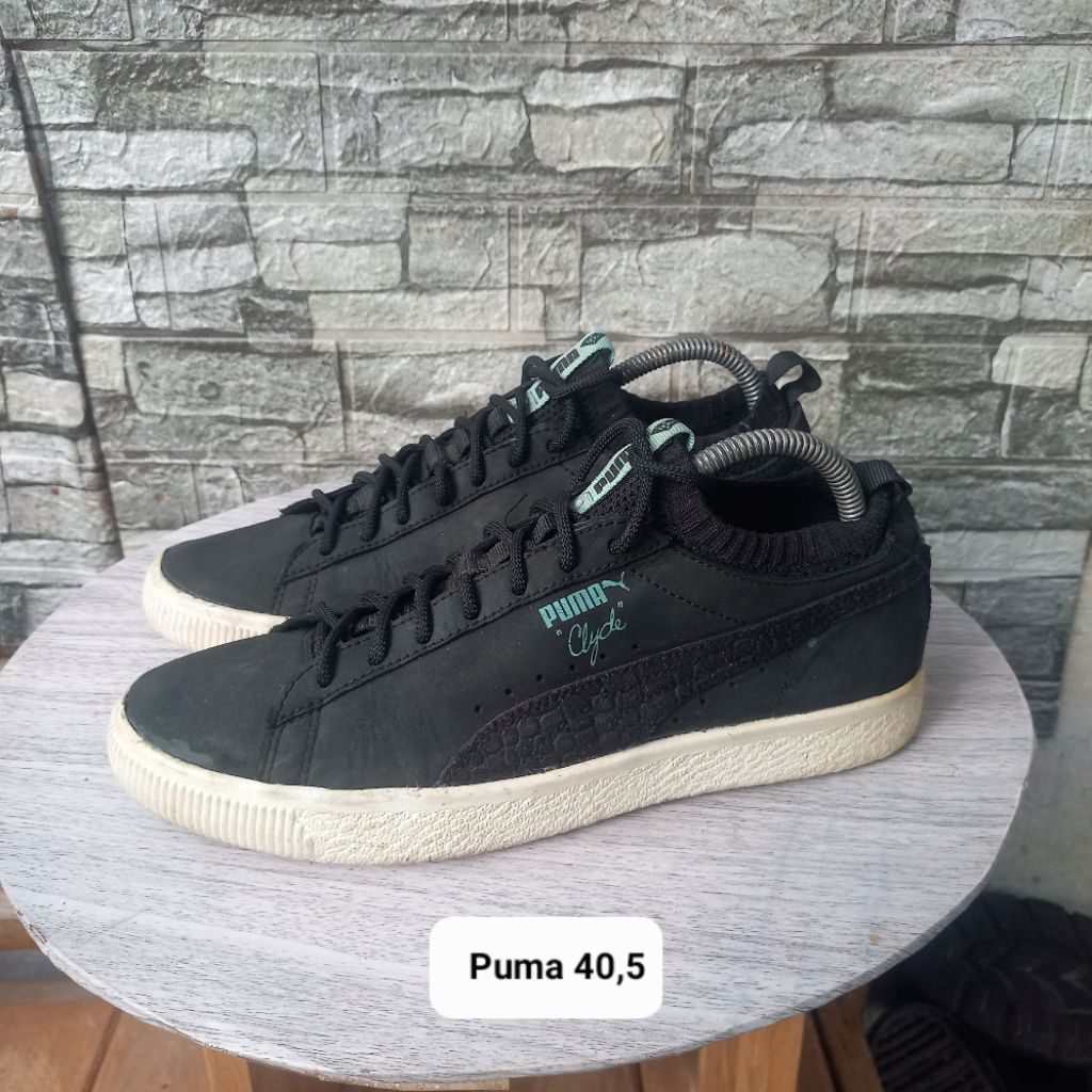 Sepatu second snrakers kulit merk Puma original size40,5 insol26cm