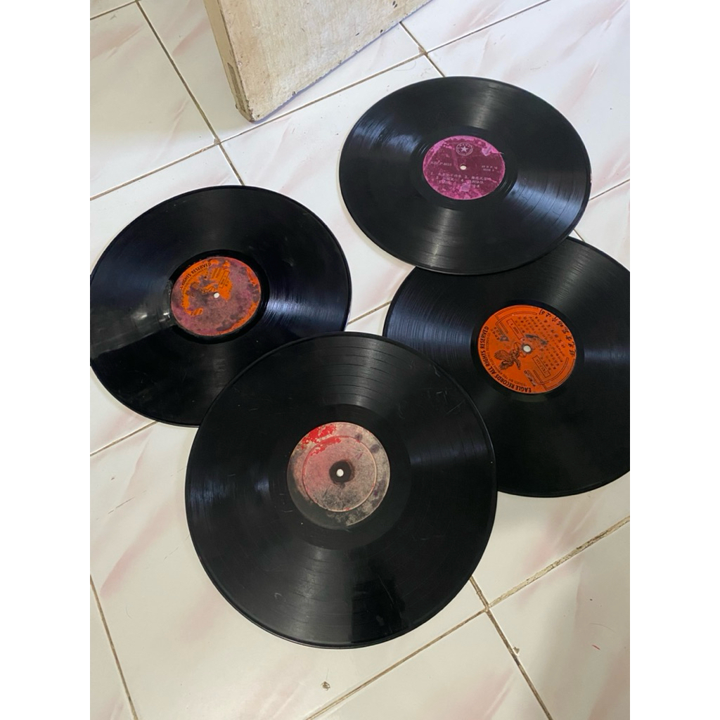 VINYL KASET PIRINGAN HITAM LAGU MANDARIN HARGA BORONGAN DEKORASI PAJANGAN TOKO MUSIK