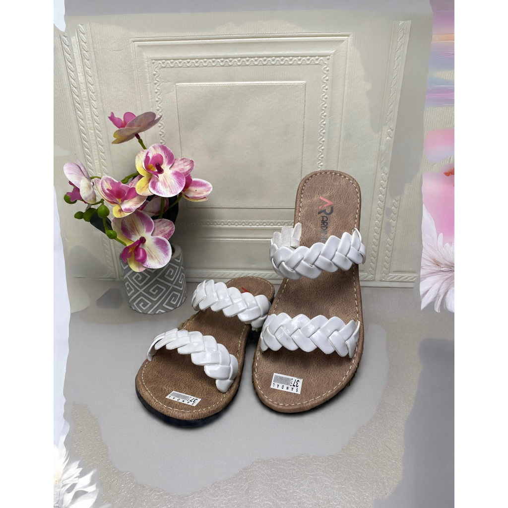 Ardina - Sandal wanita kepang glossi / sandal selop wanita / sandal flat wanita dari kulit sintetis 