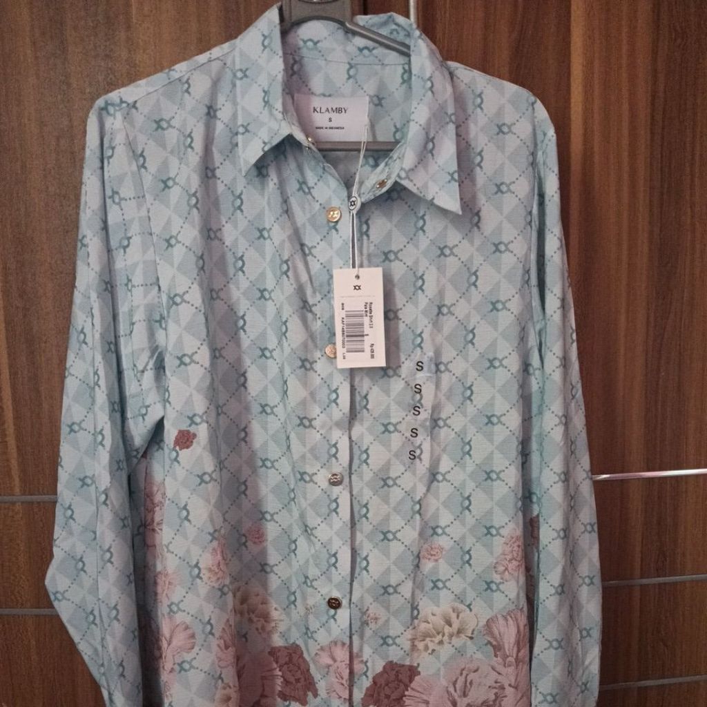 WEARING KLAMBY ROSETTE 2.0 SHIRT