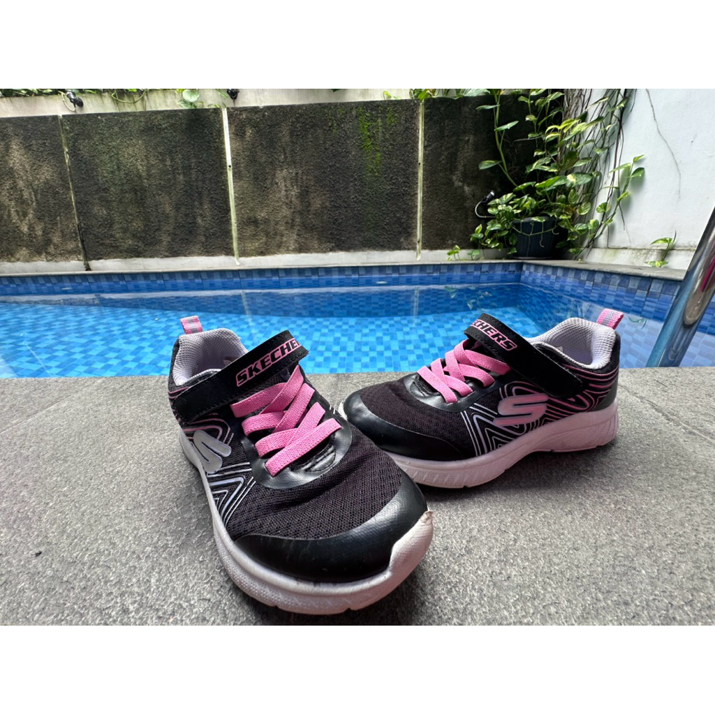 Preloved Sepatu Skechers Girls Hitam Ukuran 32 Good Condition