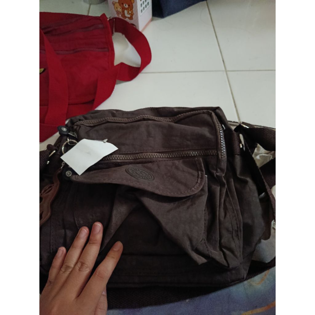 cacat Kipling Tas cokelat selempang kecil sedang cuci gudang