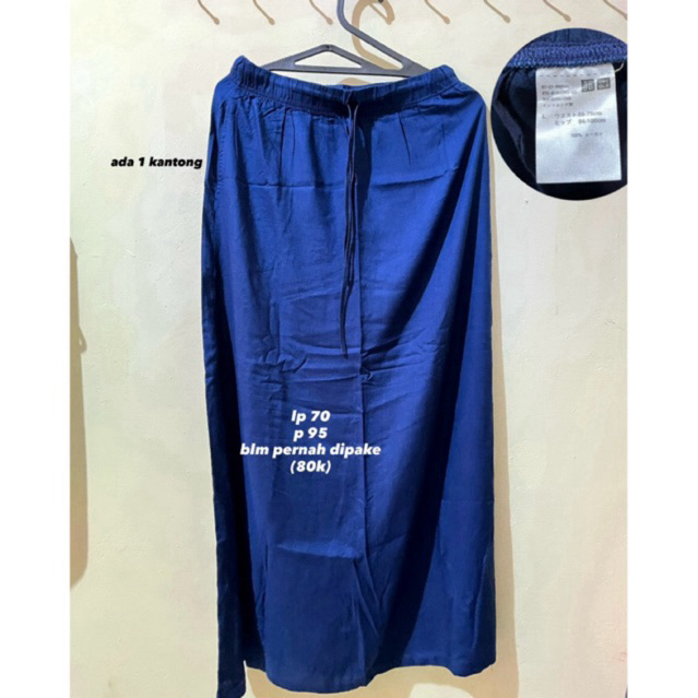 rok uniqlo biru dongker