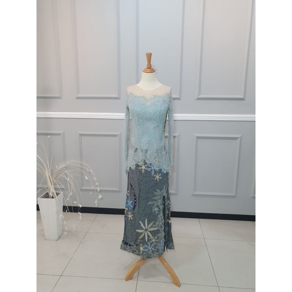 Preloved Kebaya Modern Wisuda Rok Batik atasan dan bawahan tangan panjang hijau mint Brokat Shantili