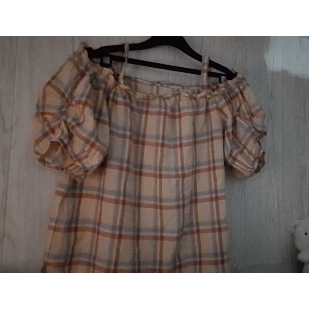 blus wanita motif kotak kotak off shoulder