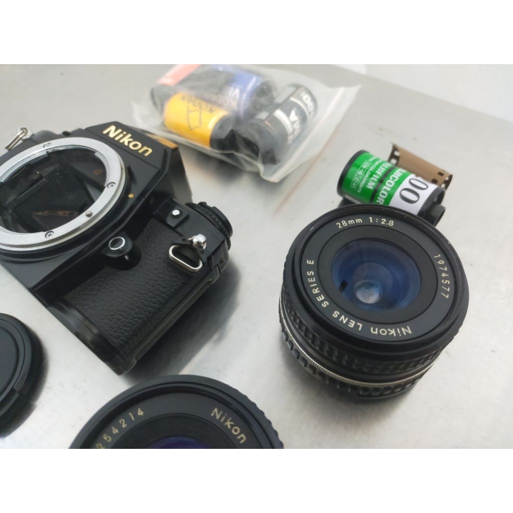 Paket Nikon EM serta dua lensa manual Nikon Series E (28mm f/2.8 dan 50mm f/1.8).