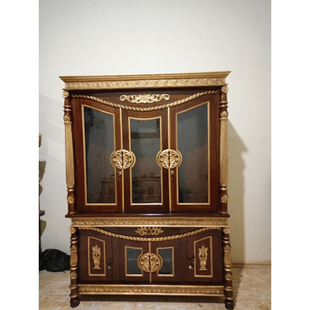 Lemari Pajangan Kaca Jati/Bufet Ruang Tamu Hias Minimalis