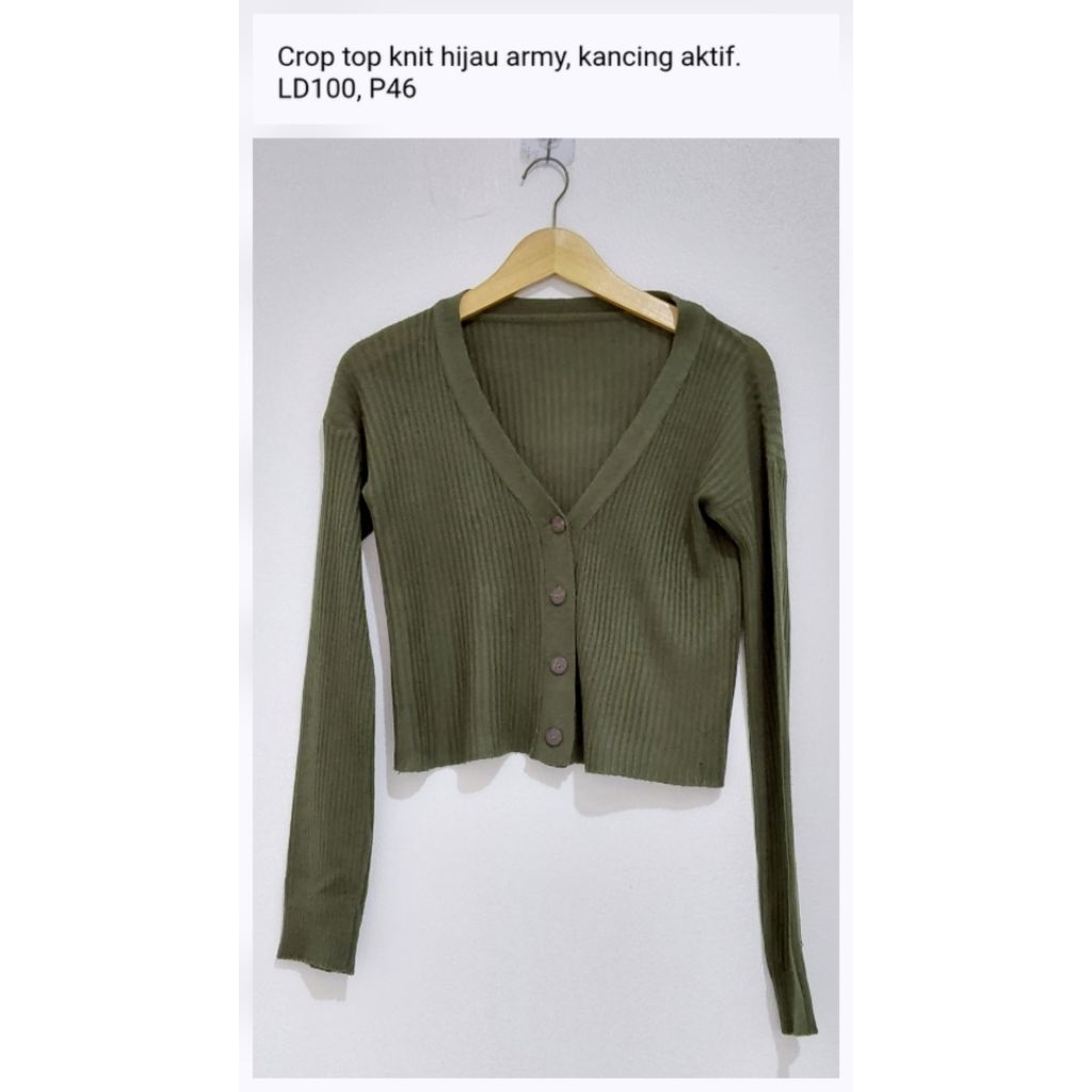 Crop top cardigan knit hijau army, kancing aktif pernah dipakai