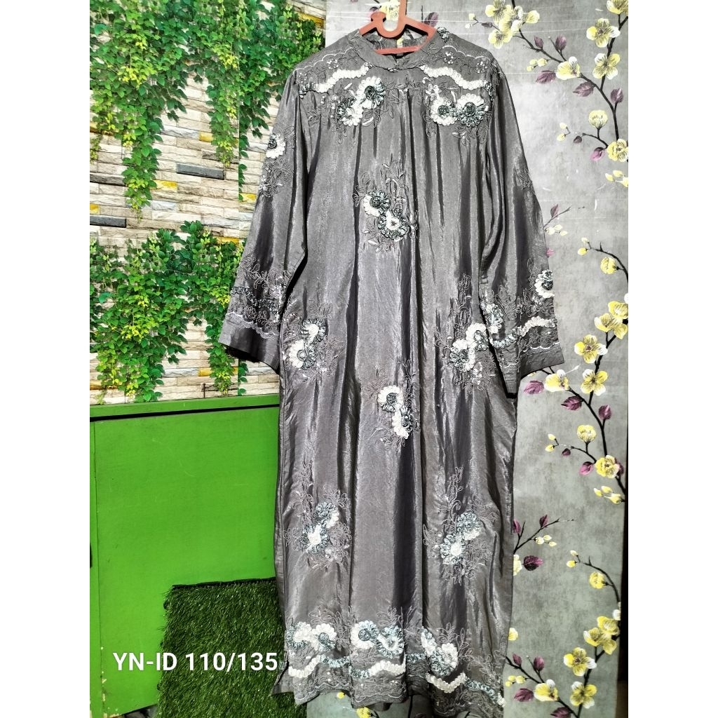 Gamis pesta brokat warna silver