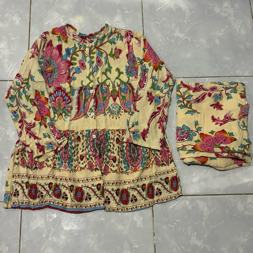 PRELOVED ONE SET BAJU & CELANA