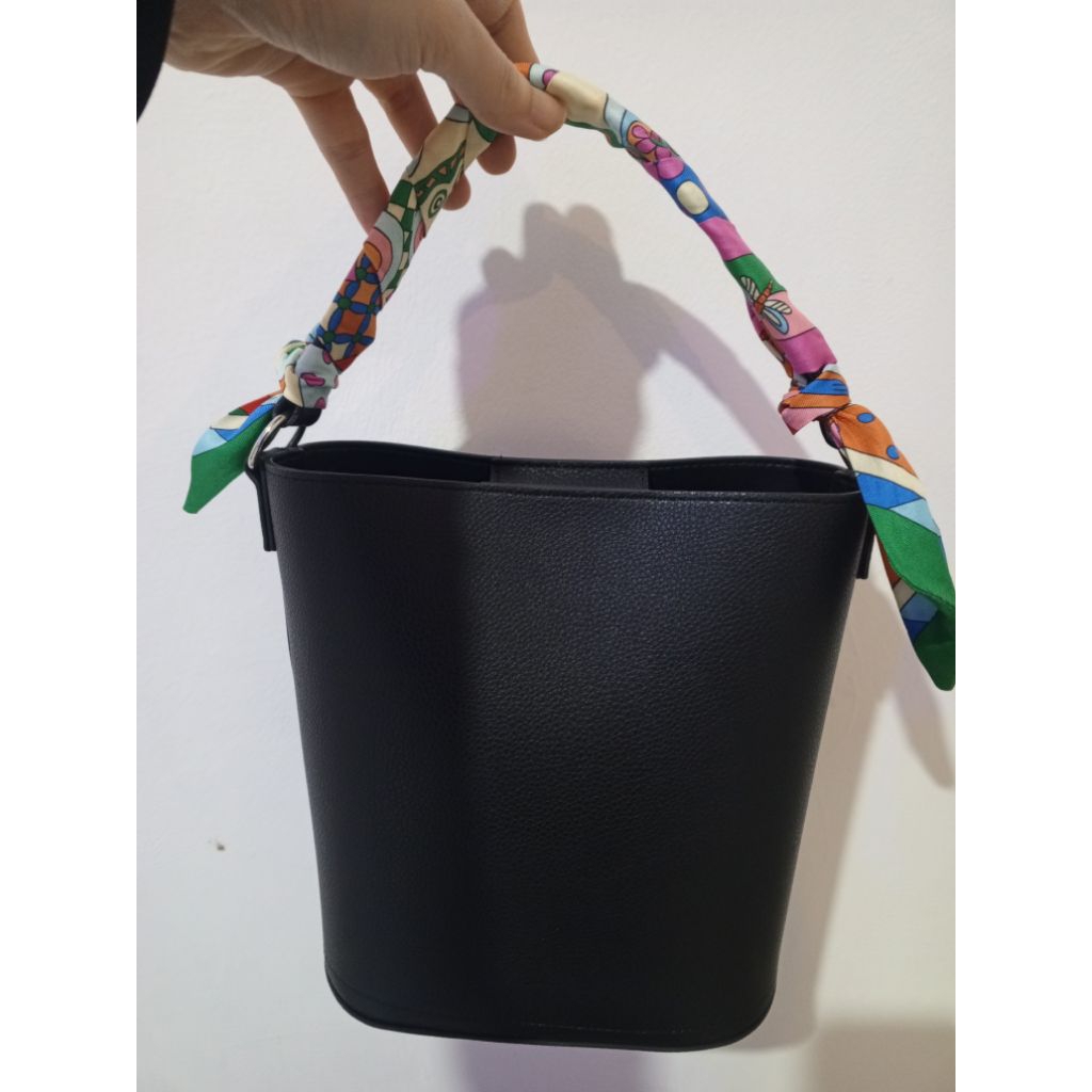tas bucket kulit sintesis Uniqlo hitam 20x21x11cm