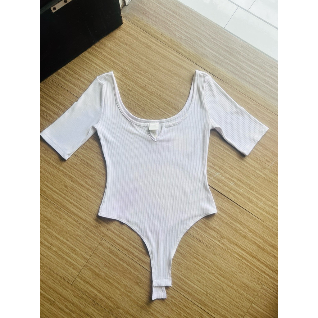 H&M Wanita BodySuit Kerah Neck V Thong Material Bahan Knit White  Ada Kancing di Bagian Bawah so bis