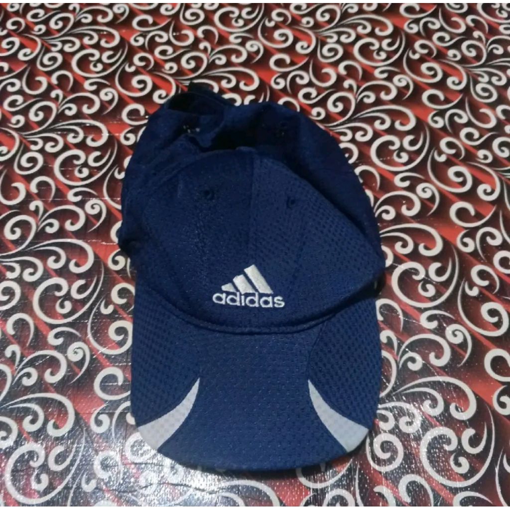 topi running Adidas biru list putih