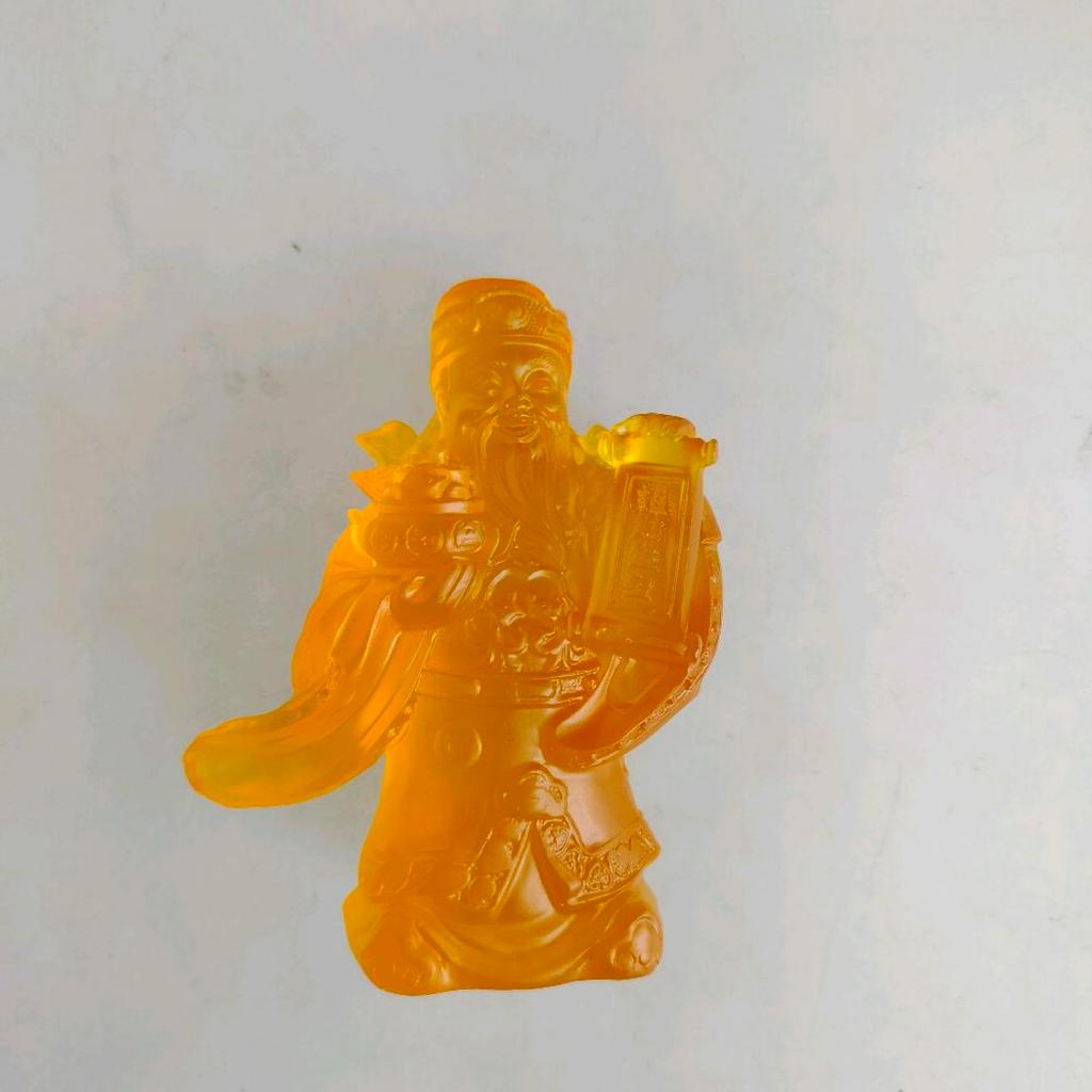 patung chai shen ye berdiri pegang guci dan bendera zao chai jing bao chaishen