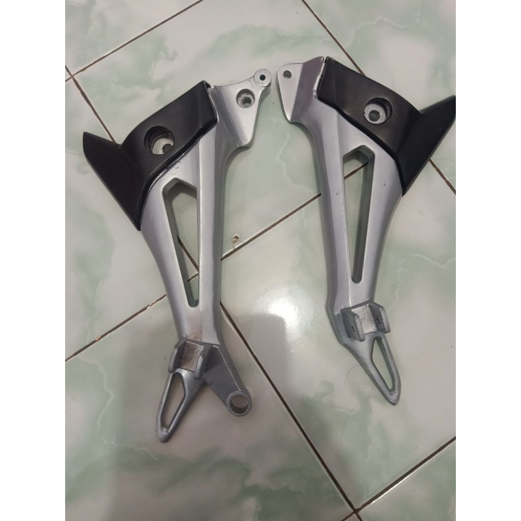 pijakan kaki belakang revo