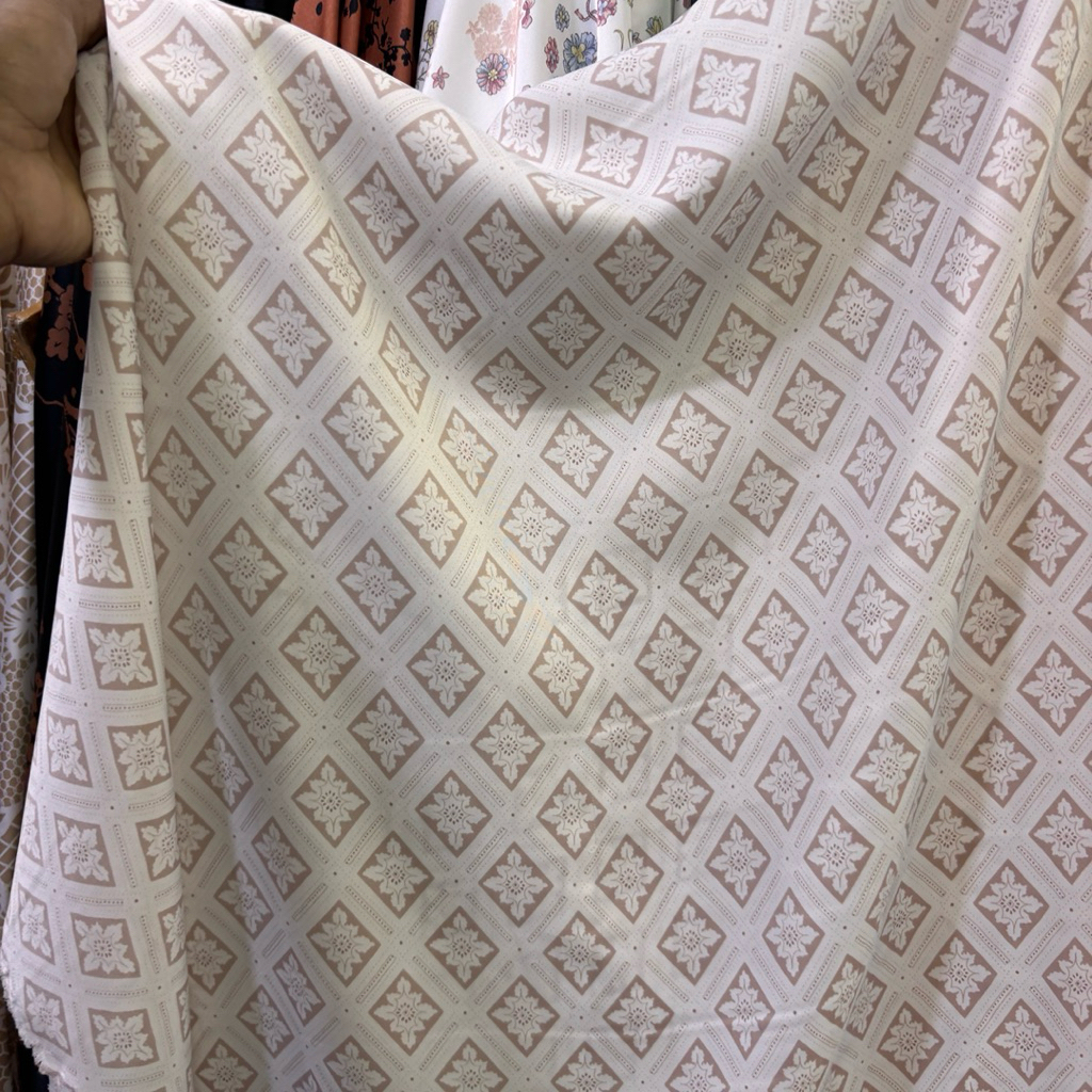 Kain Satin Silk Motif Batik Geometris Nude Beige - Bahan Silk Mewah Untuk Bridesmaid Gamis & Kemeja 